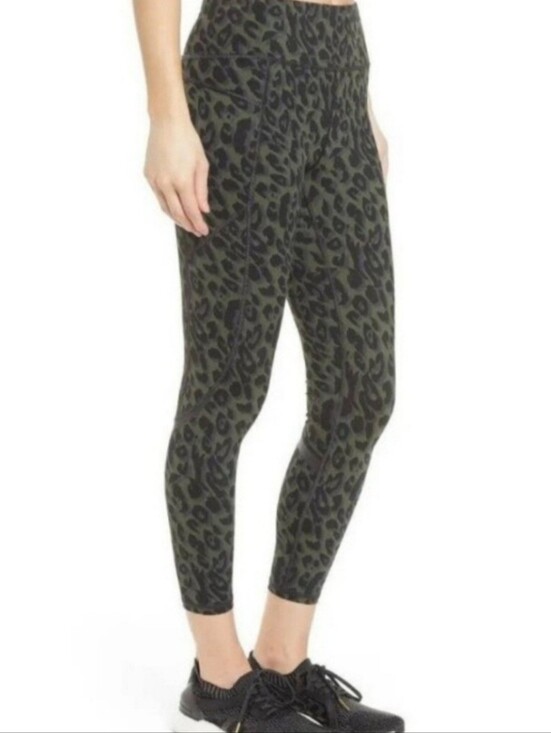 Sweaty Betty Pants - NWOT Sweaty Betty Zero Gravity Leggings, Size Medium